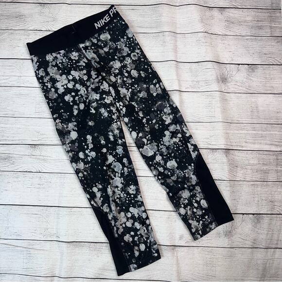 Nike Pro Women's Cool Microcosm Capri Leggings  Black White Print Size Small - Picture 2 of 7